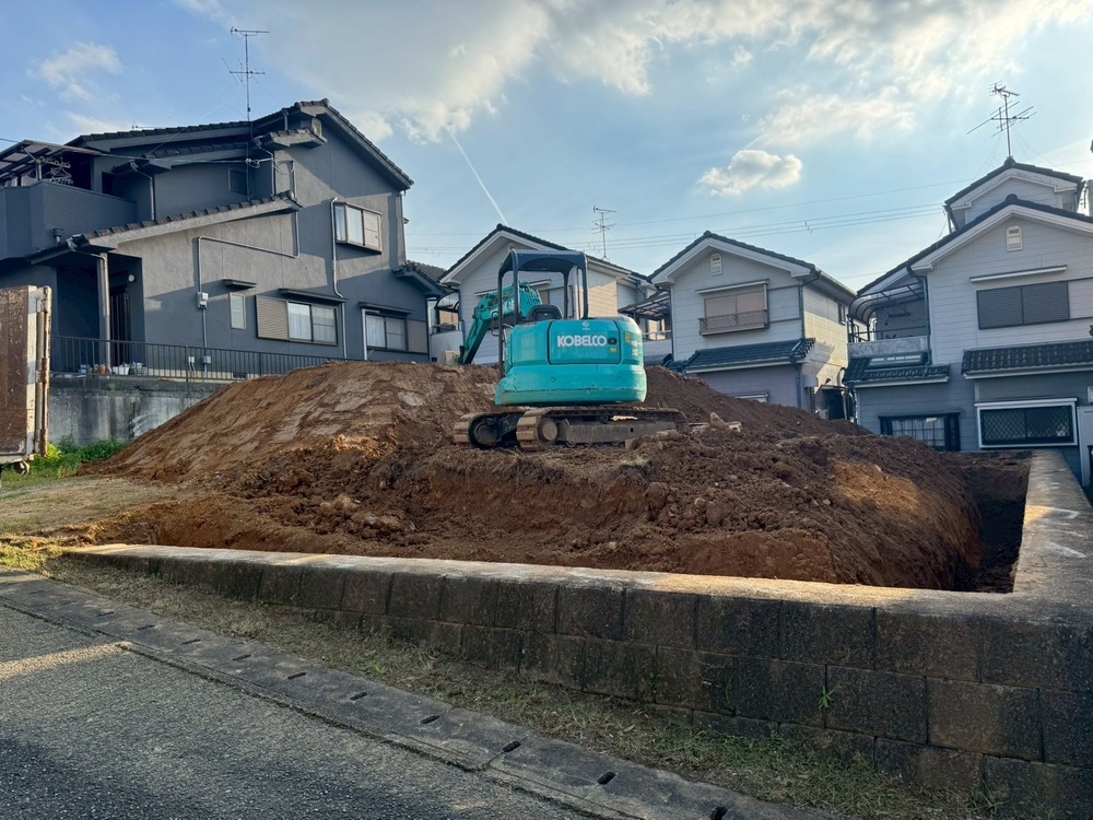 三方掘り終え、大量の残土が出た様子
