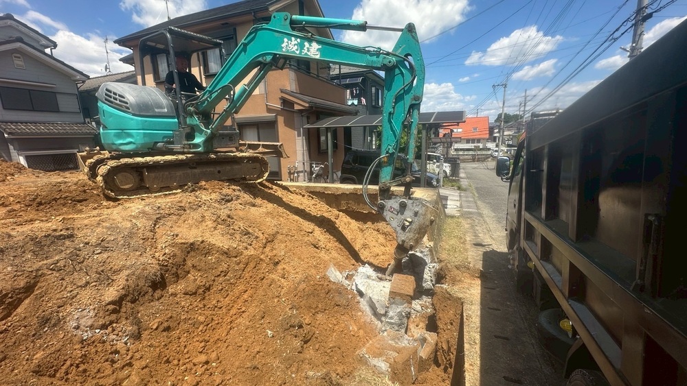 ブレーカーでの粉砕作業