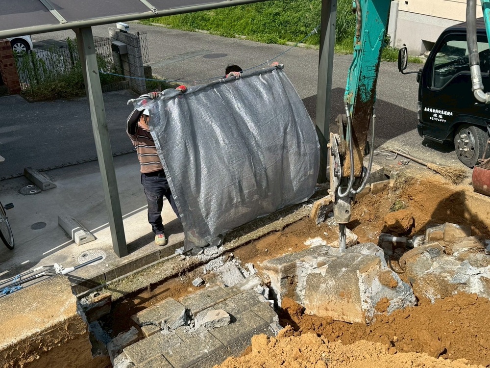飛散防止シートを掲げている様子