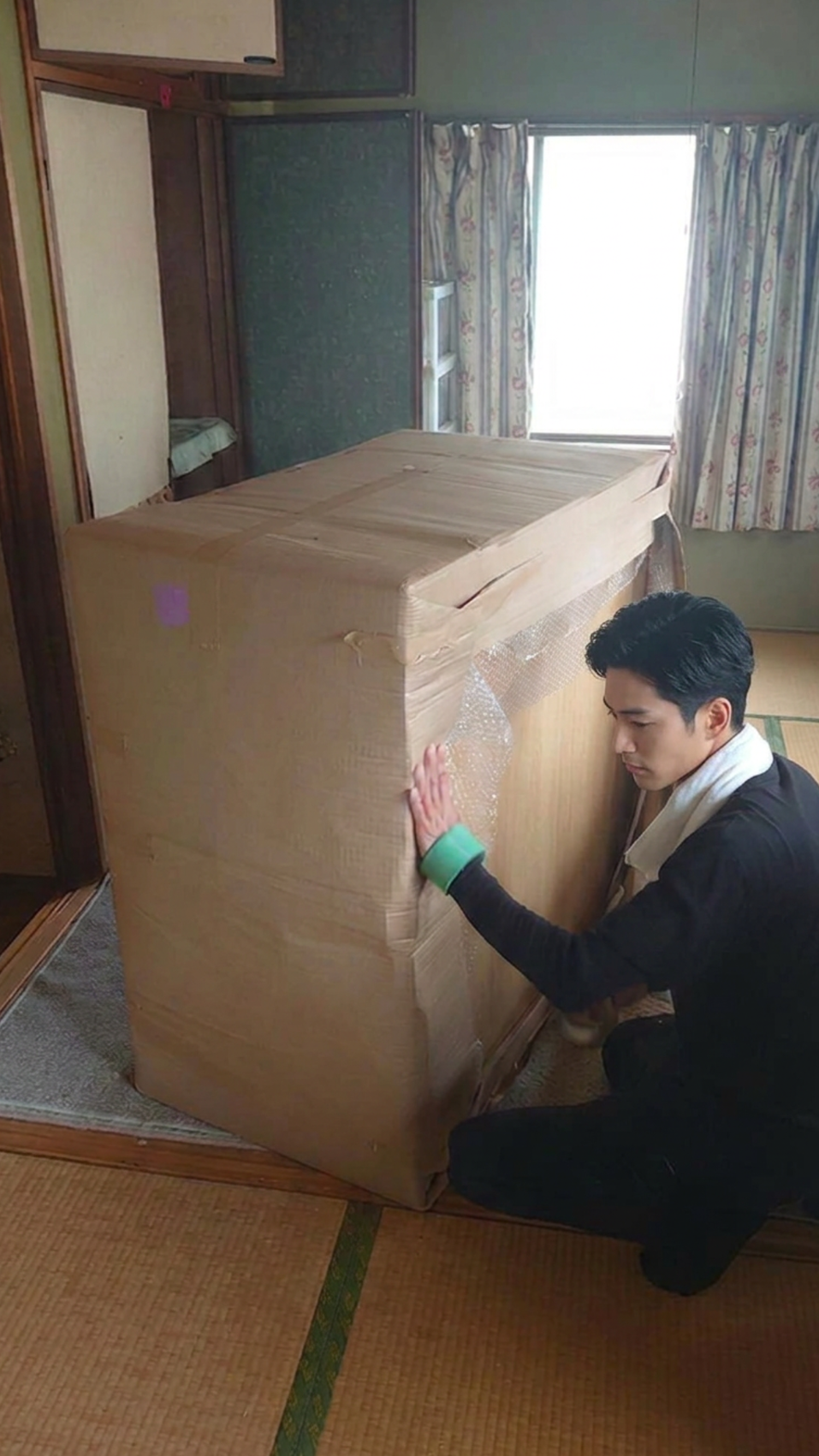 厳重に梱包された家具