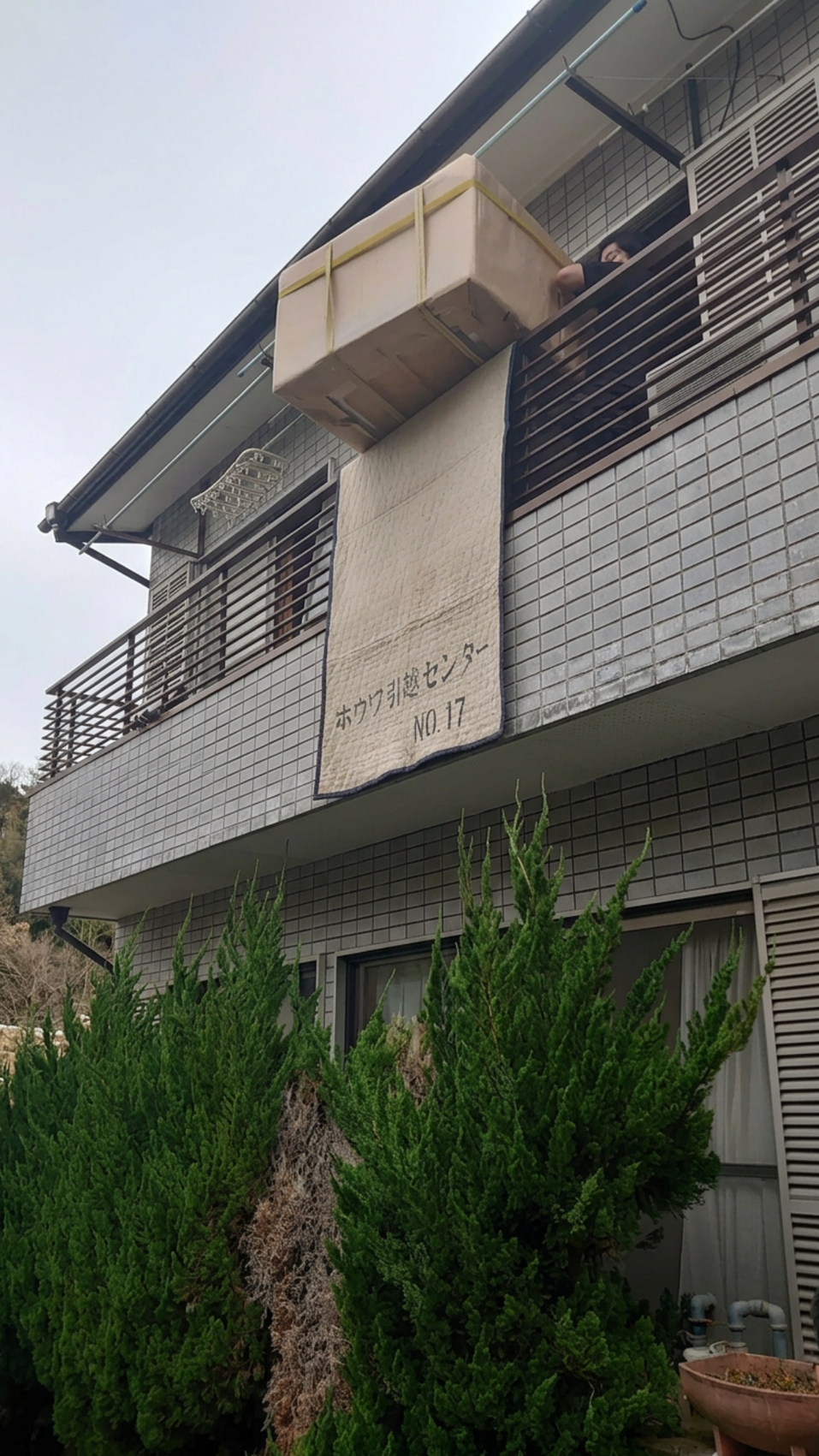 大型家具の窓からの吊り下げ作業
