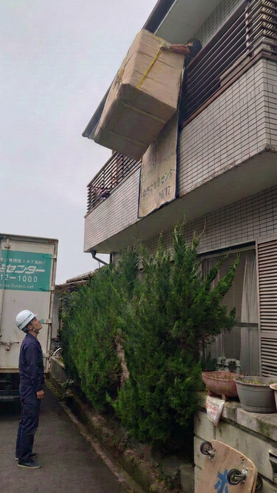 2階ベランダから大型家具を吊り降ろす