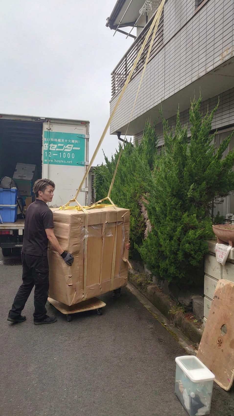 1階で安全に受け取る様子