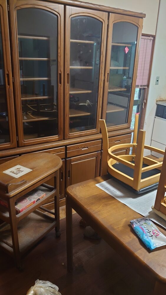 搬出を待つリビングの大型家具