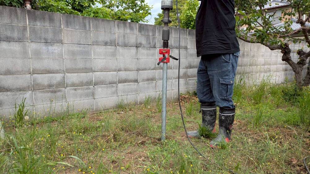 広陵町の農園にて井戸掘削機「矢太郎Pro」を設置し打ち込みを準備する様子