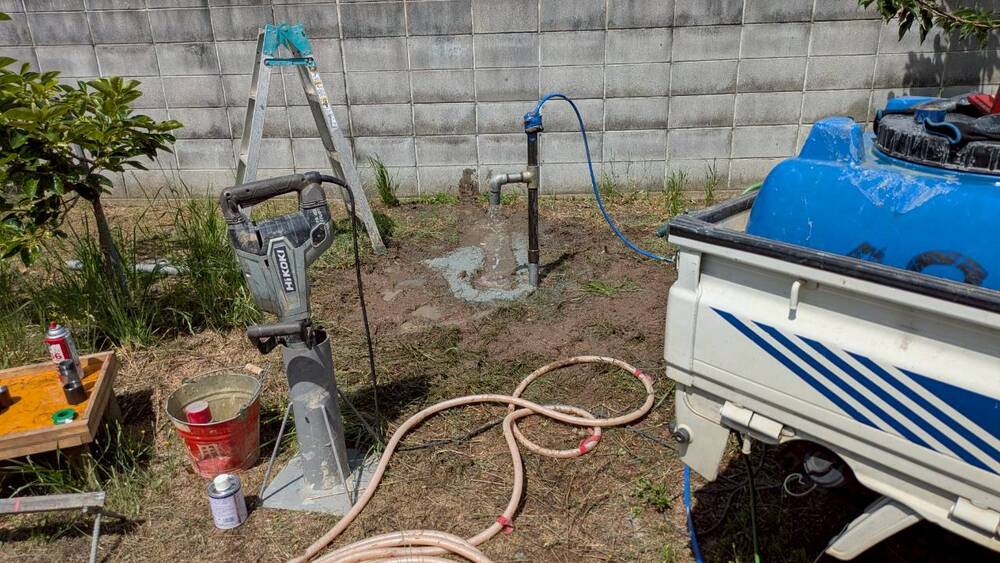 エアリフト作業での砂抜きが完了し、透明な地下水が豊富に湧き出る様子