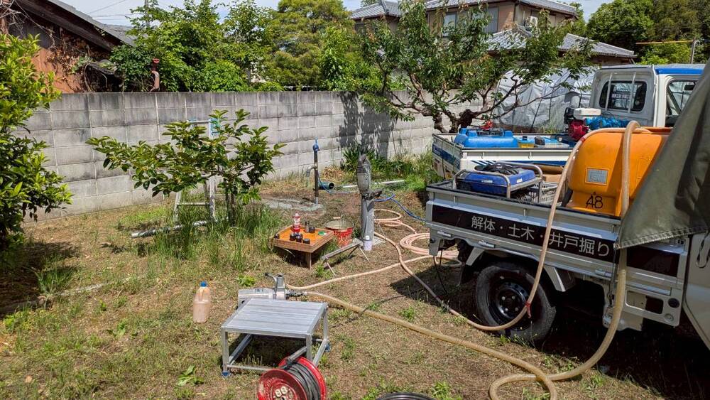 エンジンポンプ併用のハイブリッド仕様へ向けた配管作業と広陵町の農園全景
