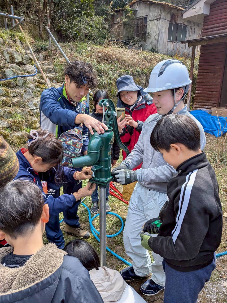子どもたちとガチャポンの取り付けセッティング