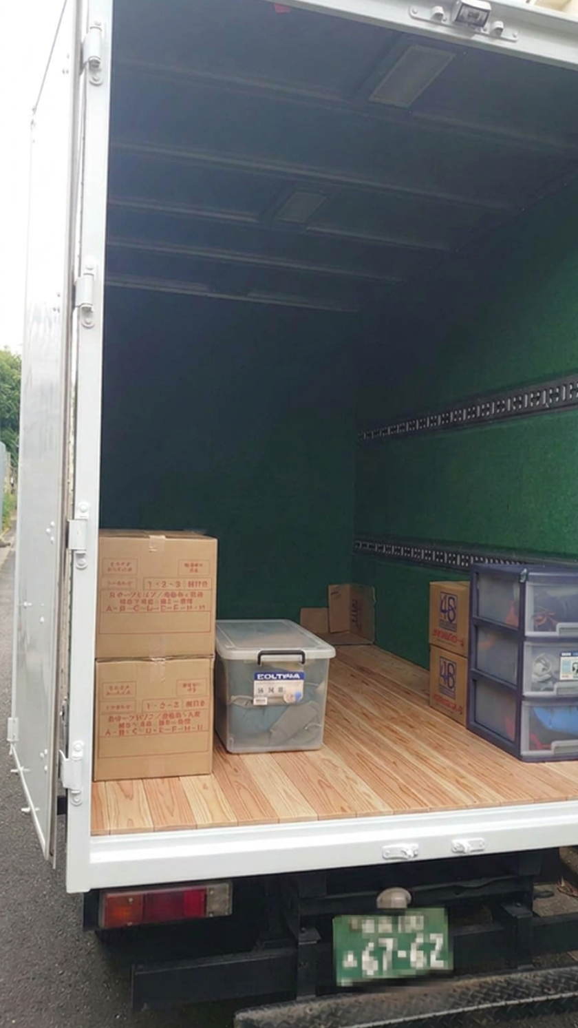 積込始めのトラック荷台内部