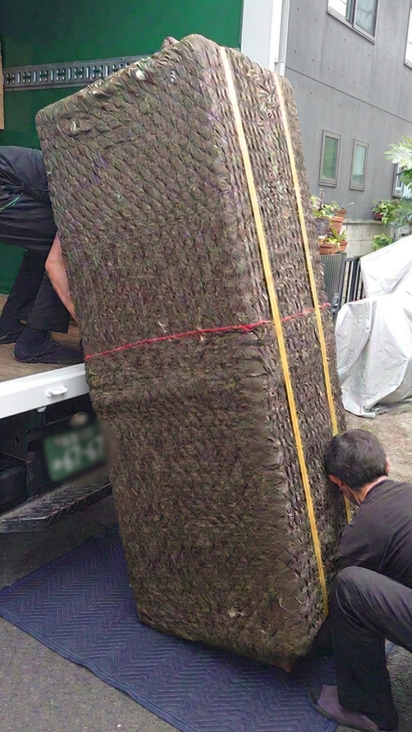 トラック荷台へ冷蔵庫を持ち上げる