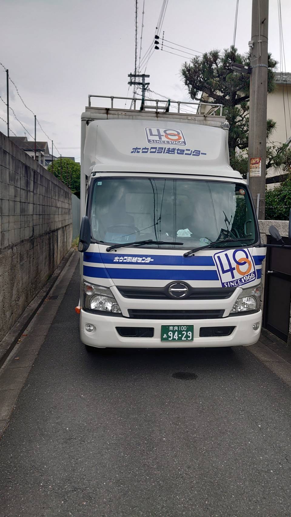 余裕の少ない道幅とトラック