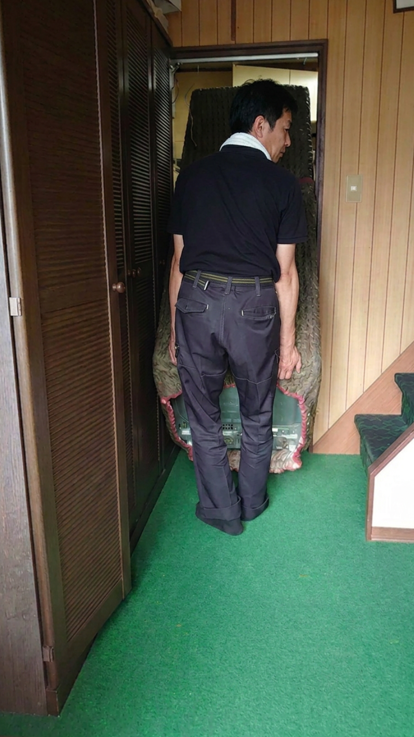 冷蔵庫搬出の最も幅が狭いところを通過中