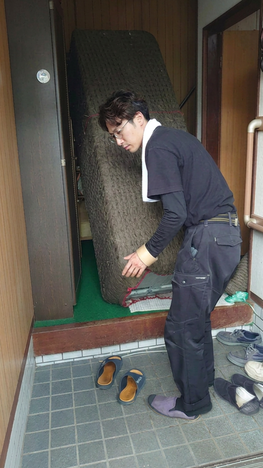 玄関での冷蔵庫仮置き