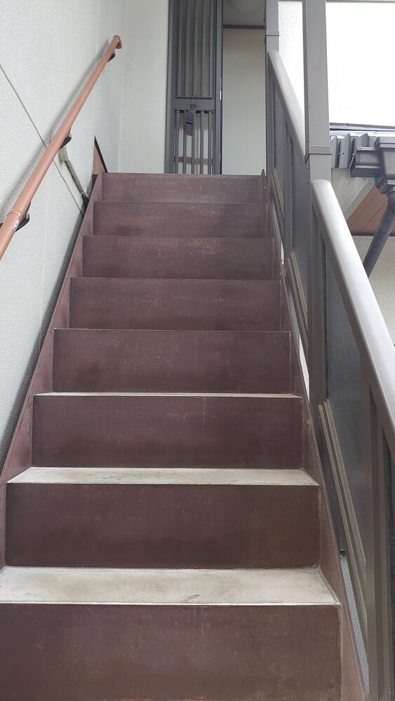 勾配のある急な外階段