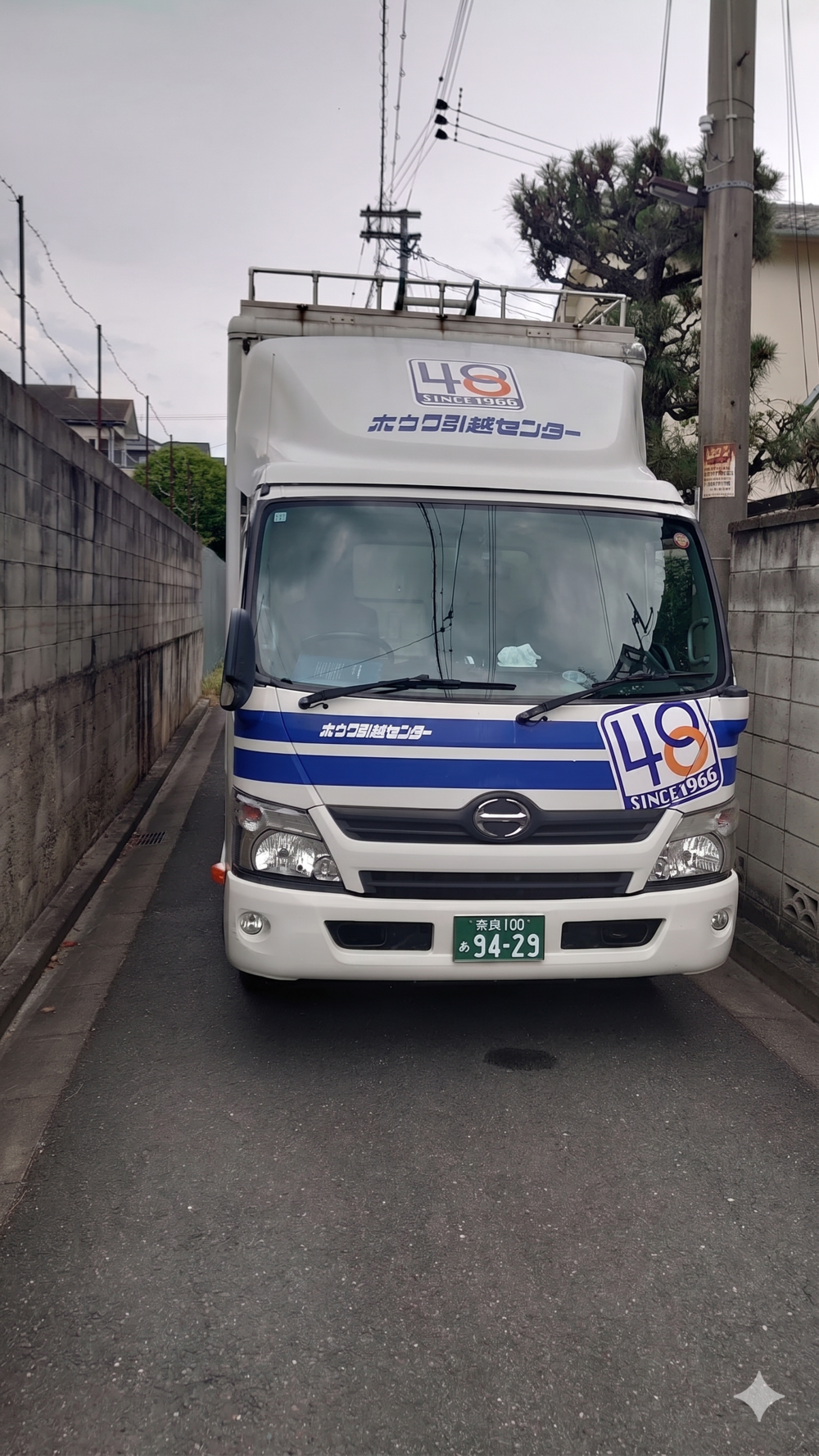 狭小道路でのトラック配置と連携