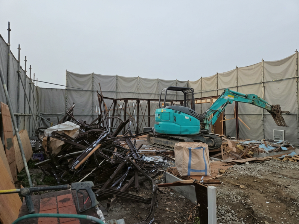 大阪市の密集地における解体工事。騒音・粉塵を防ぐ高密度シート養生とミニ重機による作業風景