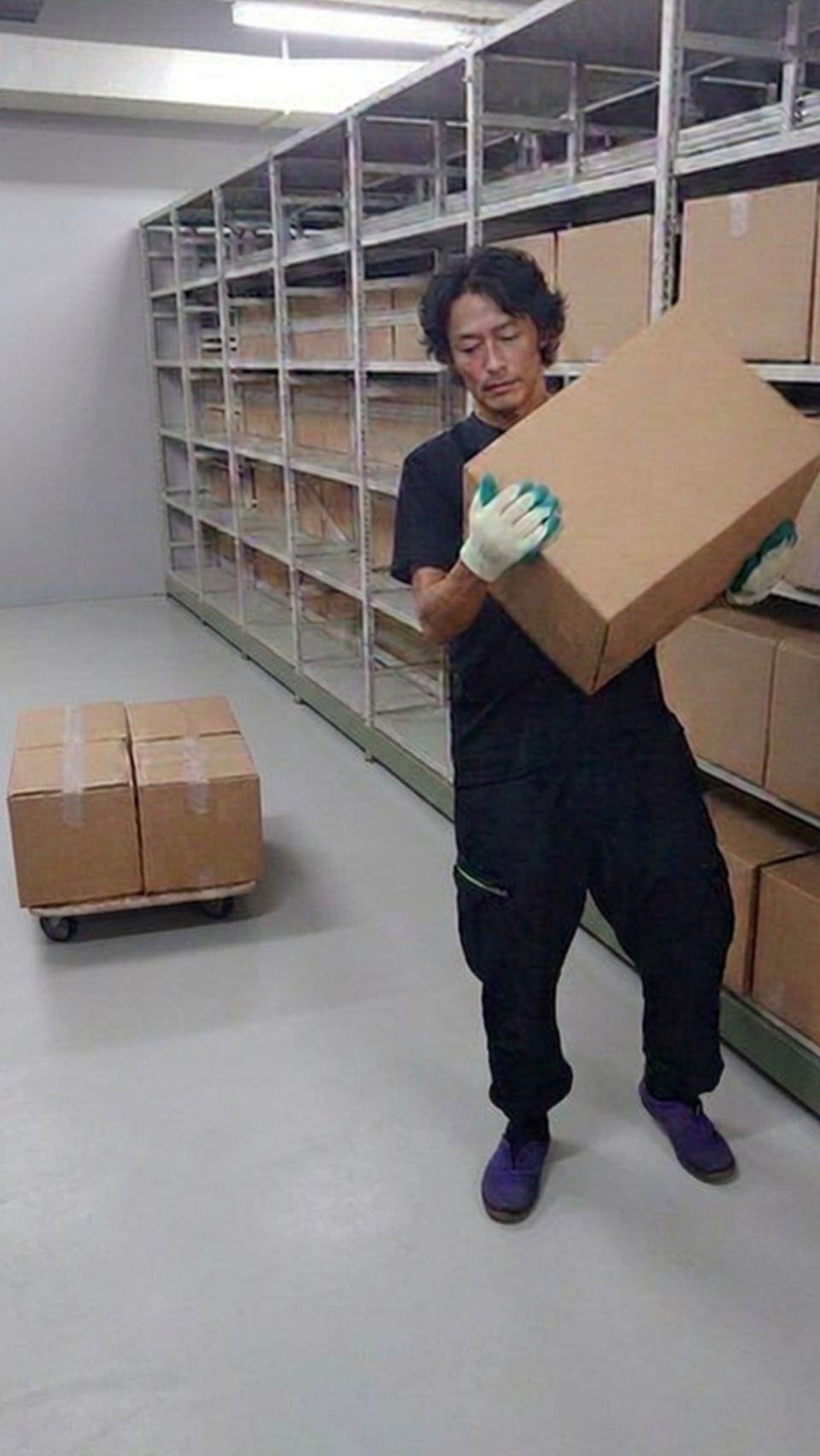 お荷物のダンボールを棚から順次出して台車へ積込