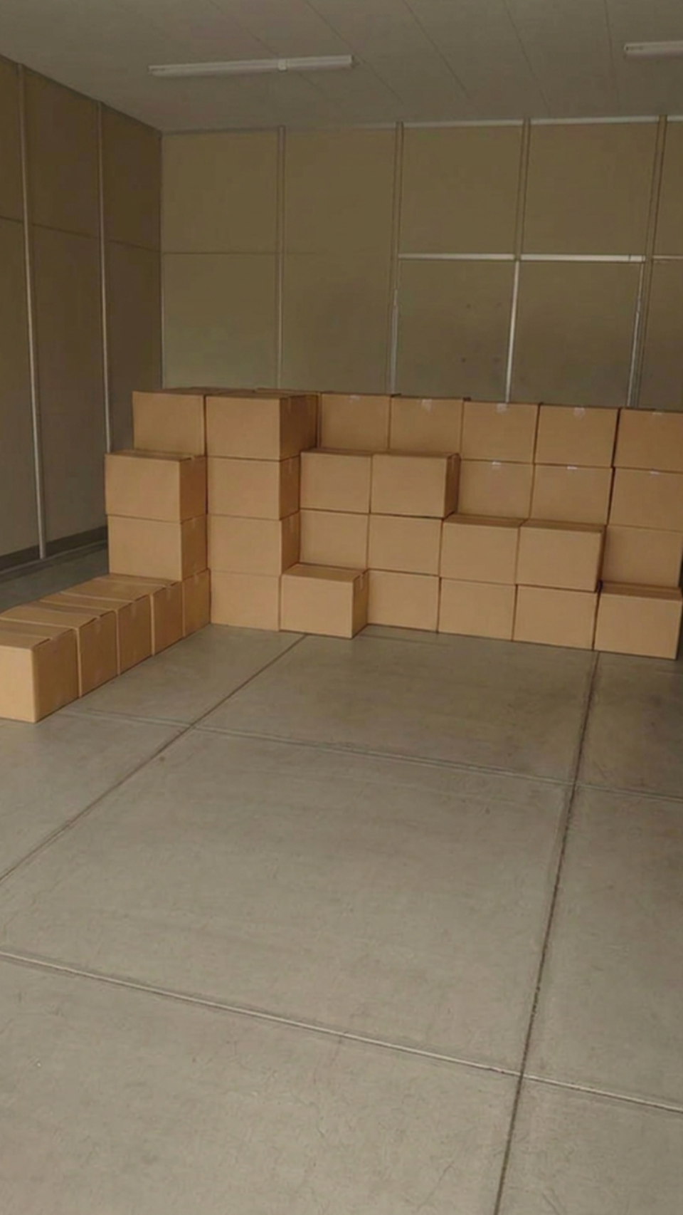 搬入先へ積み上げられたお荷物