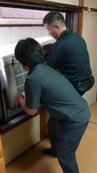 室外機の窓越し搬出