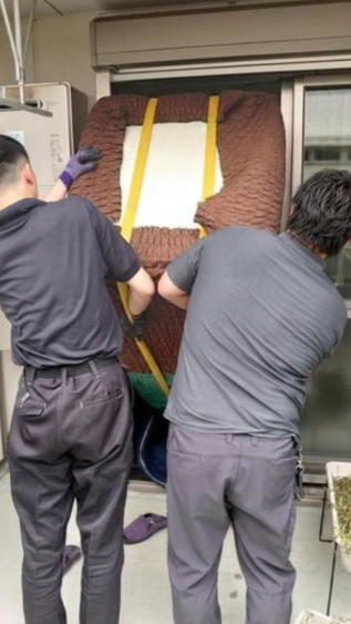 特大冷蔵庫の裏庭搬入