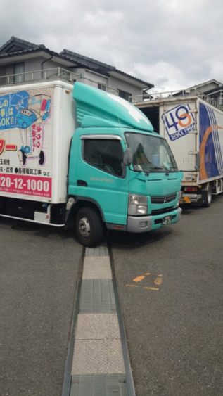 近隣配慮のトラック駐車