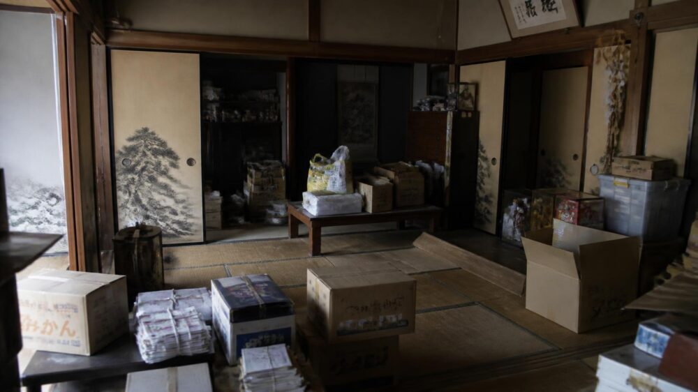 大量の家財と不用品で溢れかえった部屋