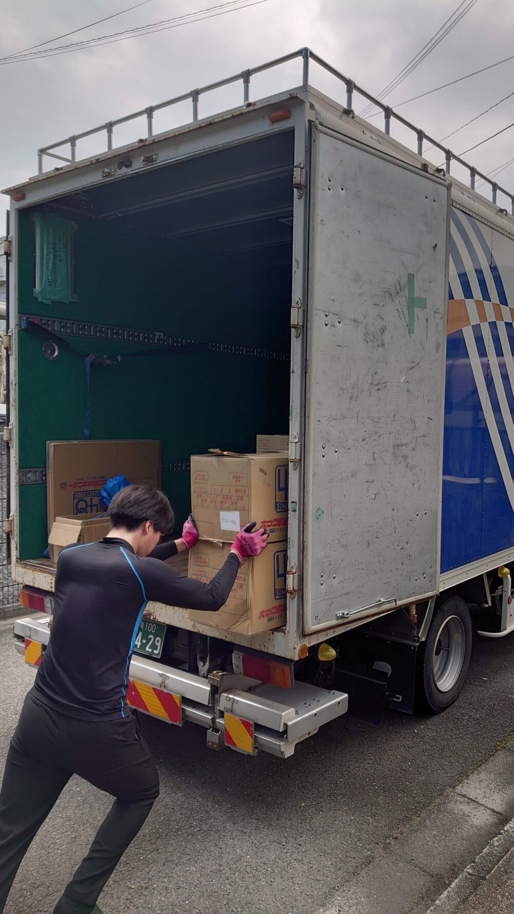 清潔な引越しトラックの荷台内部