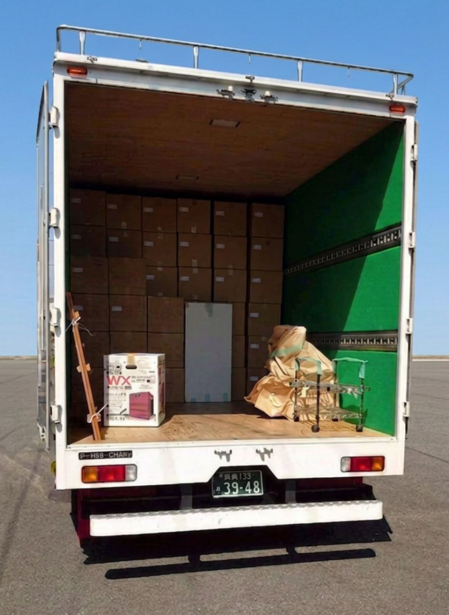 無料トランクルーム行きのお荷物をトラックに積込み中