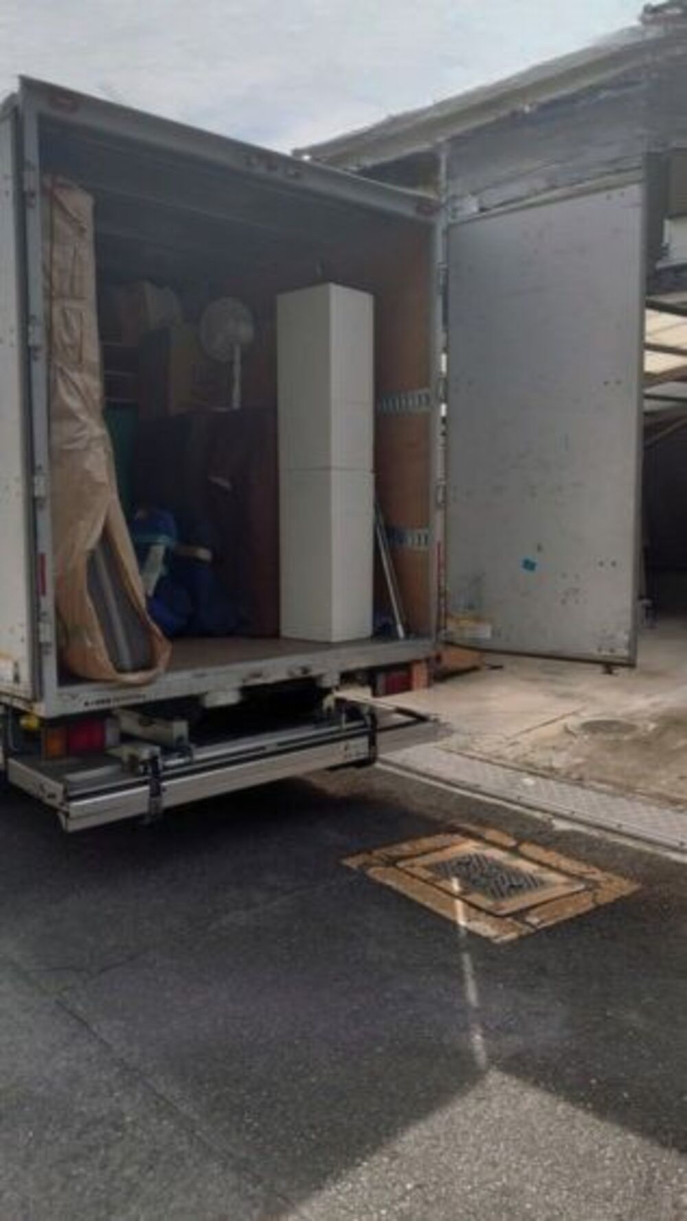 仮住まい行のお荷物をトラックへ積み込み中
