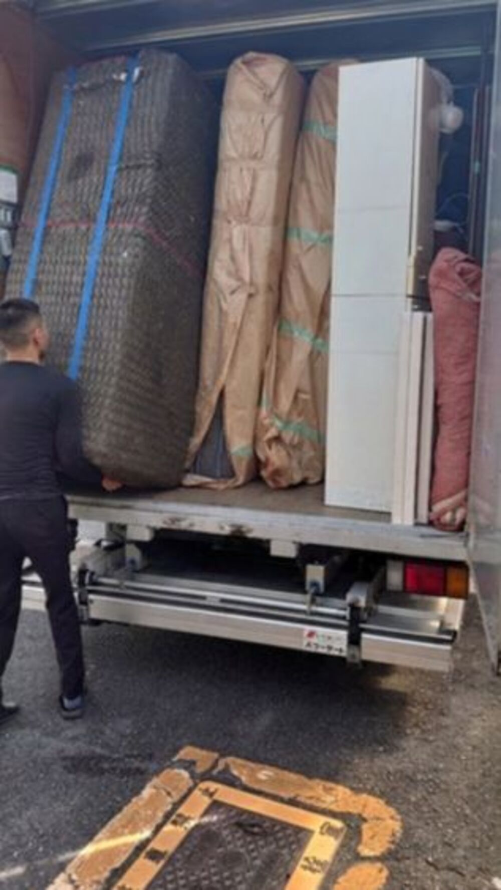 スタッフ2名で息を合わせてトラックへ積み込み
