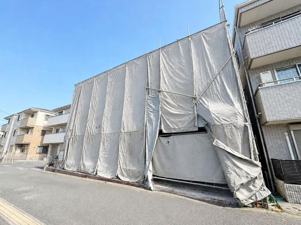 奈良県生駒市における鉄骨造3階建て解体工事の様子