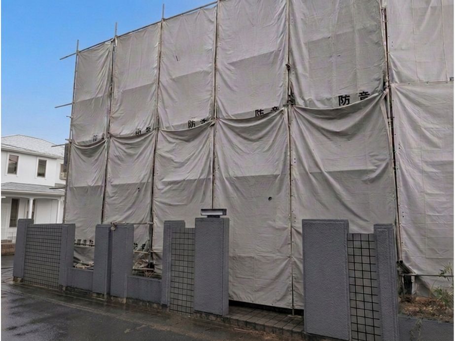 ご近所トラブルを未然に防ぐ!防音・防塵シートで建物を隙間なく覆うホウワの徹底した養生作業