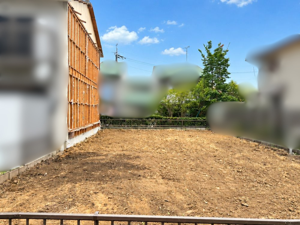 奈良県香芝市の解体現場における、門屋・アプローチ・ブロック塀および庭の植栽（庭木）の撤去・搬出作業風景（アプローチ周りの解体とトラックへの積み込み、手前の道路・インターロッキングの鉄板養生と散水による粉塵対策）