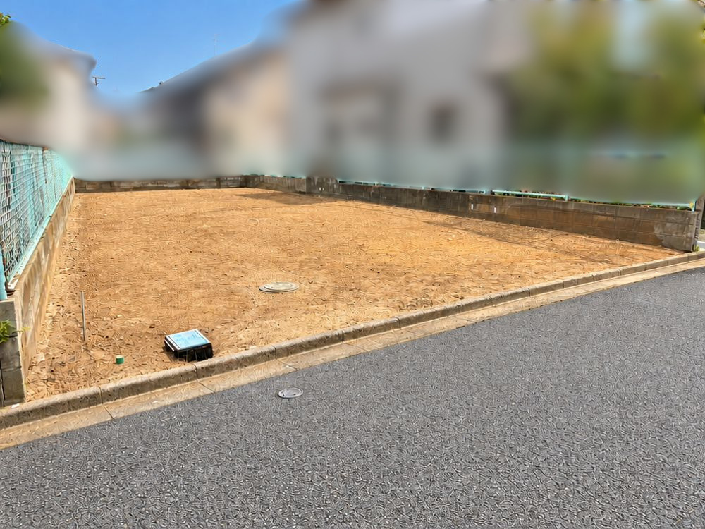 奈良県葛城市の解体工事における門柱およびアプローチ植栽の撤去風景