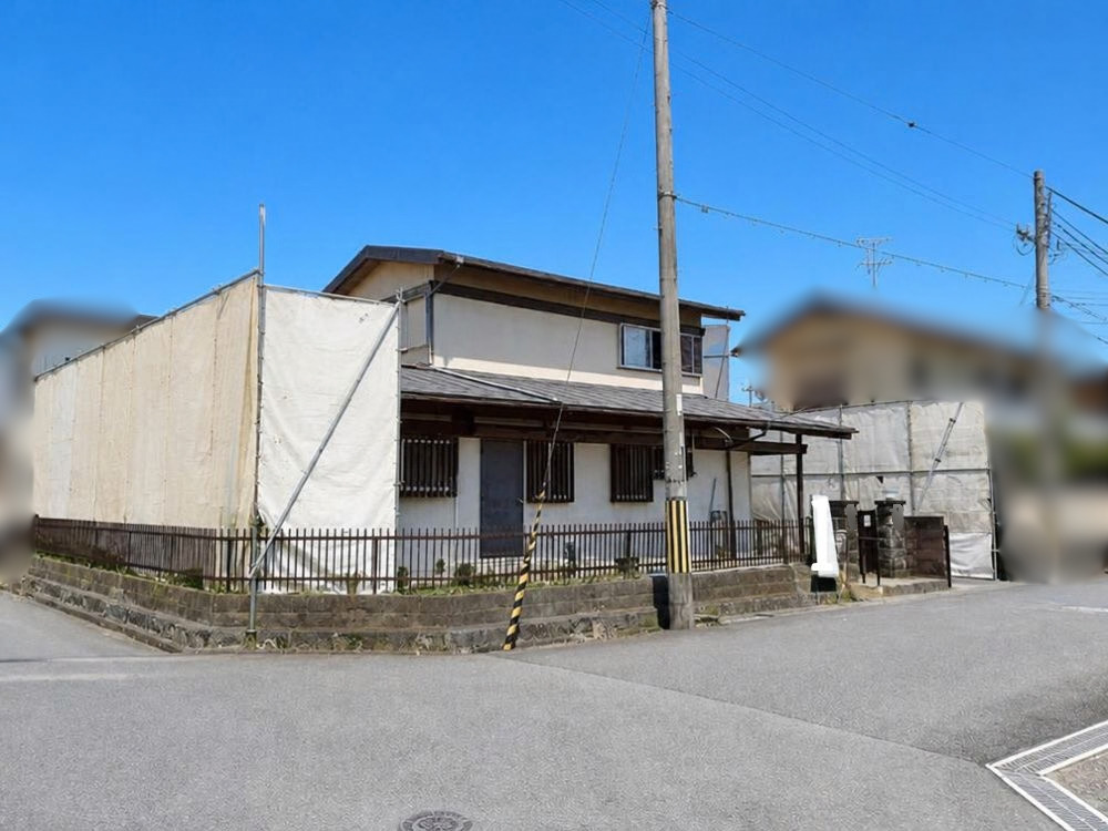 奈良県磯城郡川西町における木造2階建て家屋の解体工事の様子