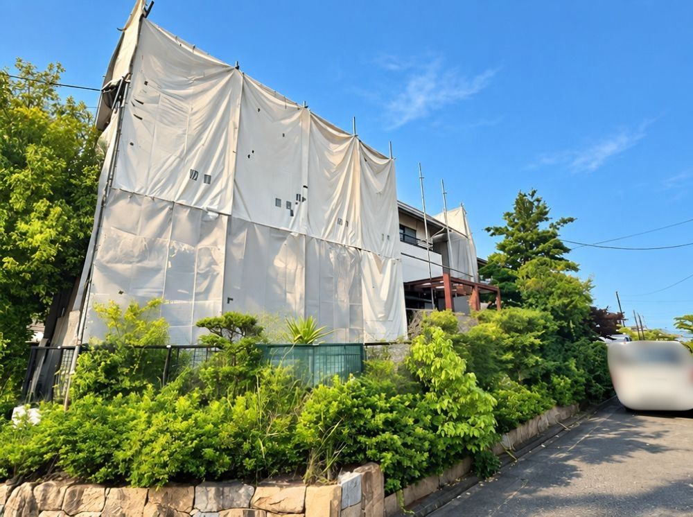 京都府木津川市における木造2階スレート屋根家屋の解体工事の様子