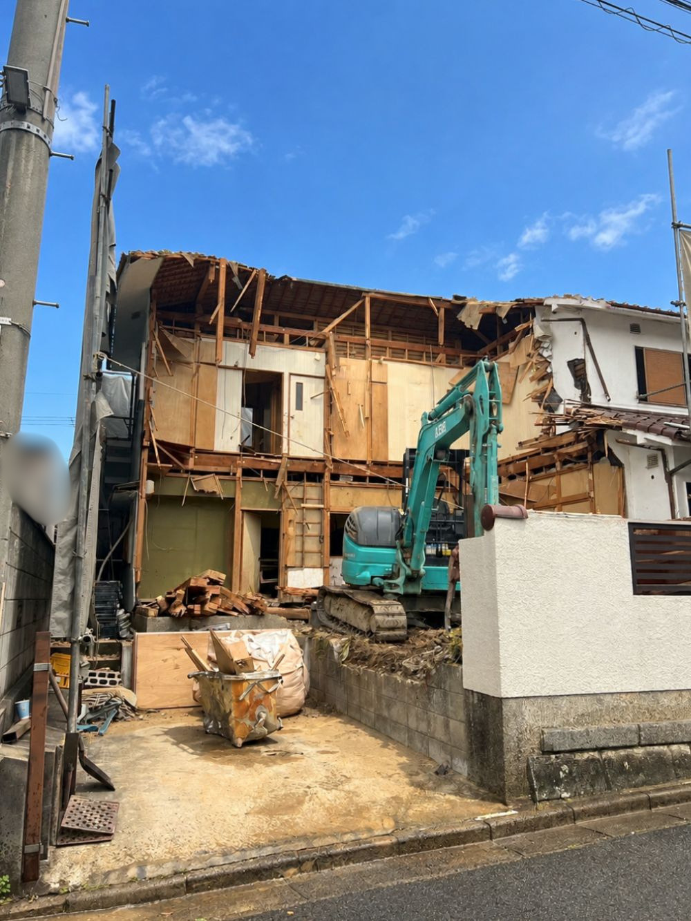 奈良県奈良市における建替えに伴う木造2階建て家屋の解体工事の様子